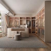 Dressing sur mesure avec éclairage LED et îlot central - Meubles de dressing intégrés personnalisables en laque et verre de luxe