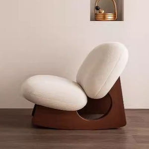 Sedia a dondolo moderna in corno di montone, rivestita in lana d'agnello, in legno massello, poltrona relax con imbottitura in piuma d'oca, supporto ergonomico - Product Image 2