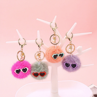 Porte-clés Pompon en Peluche 3D Kawaii Mignon et Doux avec Lunettes de Soleil Cœur – Décoration de Sac Élégante pour Femme