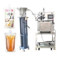 Machine de remplissage et de bouchage de sachets souples à bec verseur pour liquides, jus et sauces, avec tête simple et aspiration intégrée, pour usage sur table