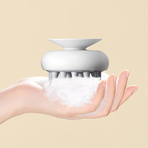 Brosse à shampooing en caoutchouc souple à ventouse pour la maison et la salle de bain, peigne démêlant pour le cuir chevelu - Product Image 4