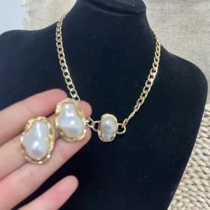 סט תכשיטים אופנתי לנשים הכולל צמיד מצופה זהב עם פנינים לא סדירות, עגילי שרשרת טרנדיים ושרשרת צוואר, סט שלם. - Product Image 2