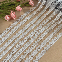Nouveau design de ruban en maille blanc laiteux à festons étroits de 1,5 cm, dentelle brodée florale soluble dans l'eau pour la confection de vêtements, l'artisanat et le bricolage