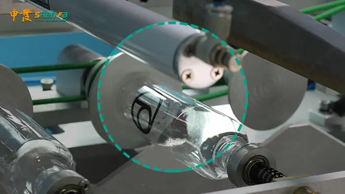 Κυλινδρική σκληρή μηχανή εκτύπωσης οθόνης μεταξιού επιφάνειας πλαστική για τα καλλυντικά μπουκάλια σωλήνων
