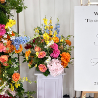 Ensemble de fleurs artificielles colorées avec des roses et des hortensias multicolores, parfait pour les décorations de fond de mariage rustique