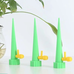 Estacas de Riego por Goteo Cónicas con Válvula de Control para Plantas de Jardín y Hogar - Product Image 1