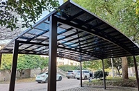 Abri de voiture double moderne de luxe sur mesure pour l'extérieur avec structure en aluminium et toit fixe en polycarbonate, abri de voiture préfabriqué pour stationnement