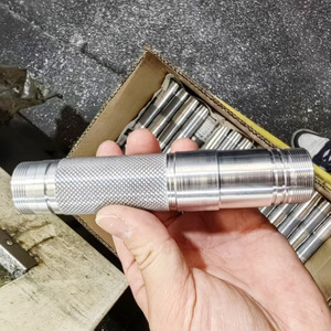 Boîtier de lampe torche LED en profilé aluminium, pièces usinées moletées sur mesure, fabrication à Foshan - Product Image 2