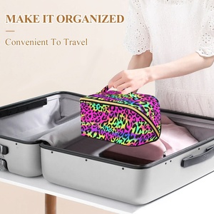 Pochette de toilette portable avec logo personnalisé, design guépard arc-en-ciel, imperméable, sac à cosmétiques de voyage, sac à pinceaux de maquillage avec fermeture éclair dorée - Product Image 6