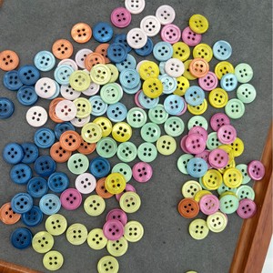 2025 Mới Đầy Màu Sắc Thân Thiện Với Môi 4-Lỗ Nhựa Nút Với Hạt Trang Trí Hỗn Hợp Màu Sắc Cho Áo Sơ Mi Nút - Product Image 2