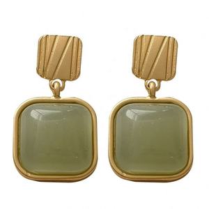 Pendientes de tuerca geométricos elegantes y sencillos de aleación de zinc chapados en oro cuadrados para mujer, con jade Hetian, novedad 2025 - Product Image 6