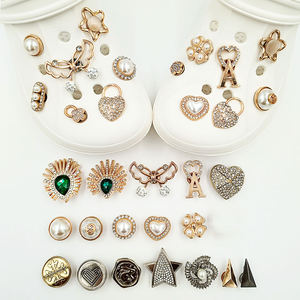 Charmes <span class=keywords><strong>de</strong></span> sandale <span class=keywords><strong>de</strong></span> créateur Sabots Chaussures Logo <span class=keywords><strong>de</strong></span> <span class=keywords><strong>marque</strong></span> <span class=keywords><strong>de</strong></span> <span class=keywords><strong>luxe</strong></span> Charme <span class=keywords><strong>de</strong></span> sandale Boucle <span class=keywords><strong>de</strong></span> chaussure en métal Décorations <span class=keywords><strong>de</strong></span> chaussures Charmes <span class=keywords><strong>de</strong></span> créateur - Product Image 3