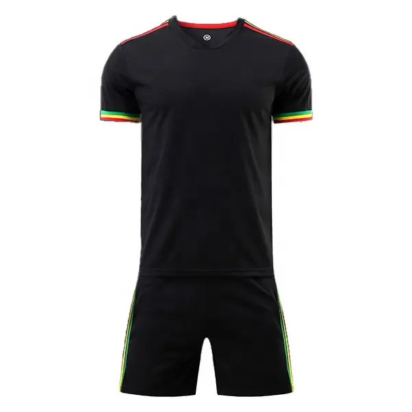 Último diseño negro hombres uniforme de fútbol con rojo, amarillo y verde manga corta precio barato para el club y el equipo
