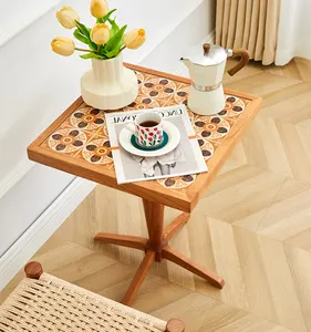 Balcón de apartamento pequeño japonés en la mesa cuadrada de azulejo retro, mesa de centro con borde de sofá de madera maciza de cerezo, mesa redonda