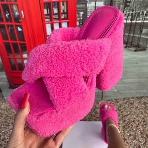 Sandales à talons carrés épais et plateforme haute pour femmes, personnalisables en plusieurs couleurs, avec brides croisées en fourrure, mules à bout carré ouvert et fourrées - Product Image 1