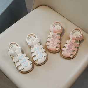 Nieuwe meisjes sandalen Koreaanse stijl, kleine meisjes dichte teenslippers, ademende holle zachte zool strandschoenen - Product Image 2