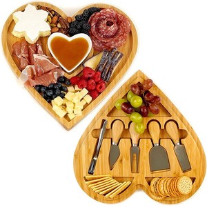 Ensemble de plateaux à fromage en bambou en forme de cœur avec plat pour servir des en-cas et du pain - Product Image 2
