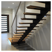Rampe d'escalier droite Prima avec verre dépoli translucide pour la protection de l'intimité et la diffusion de la lumière pour escaliers de maisons modernes