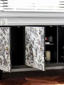 Buffet de salle à manger français médiéval en bois laqué, peint à la main, avec un élégant assortiment de couleurs noir et <span class=keywords><strong>blanc</strong></span> - Product Image 4