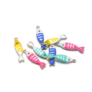 Amuleto de pez esmaltado |   Colgante de Pez Pequeño en Acero Inoxidable con Baño de Oro PVD de 18K para Fabricación de Joyería, Collares y Pulseras DIY - Product Image 1