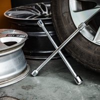 Clé de pneu à 4 voies de haute qualité en acier au carbone universel clé de roue croisée de voiture douille OEM personnalisable