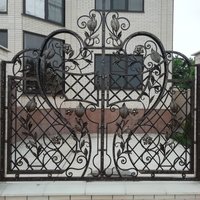 Clôture classique en piquets avec décoration en fer forgé et finition peinte au pistolet écologique