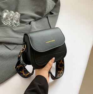 2025 Nouvelle bandoulière large à la mode pour femmes avec un sac à bandoulière unique - Product Image 6