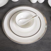 PITO Horeca vente en gros de porcelaine porcelaine porcelaine décalcomanie service de vaisselle de restaurant personnalisé garniture dorée porcelaine ensemble d'assiettes plates