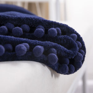 Couverture en flanelle légère en peluche avec pompon et franges personnalisée en flanelle de taille unie avec pompon - Product Image 3