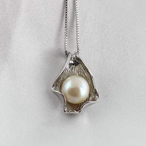 Colgante de Perla de Agua Dulce con Estilo de Concha de Plata S925 con Cadena, Perlas de Alta Calidad de 10-11 mm, Limpias y Lisas - Product Image 1