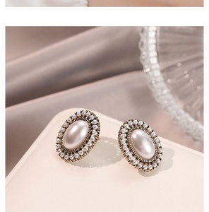 Boucles d'oreilles clous en imitation perle micro-incrustée style antique, design rétro artistique palais, sensation haut de gamme, plaqué or géométrique - Product Image 5