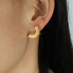 ต่างหูทรงเรขาคณิตซันเบิร์สต์ 18K ชุบทองไทเทเนียมเหล็กเครื่องประดับแฟชั่นปาร์ตี้ EH72 - Product Image 4