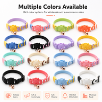 Collier pour chat en gros, mignon, léger, confortable, en PVC, réglable, couleur macaron, avec boucle tête de chat et clochette pour usage quotidien