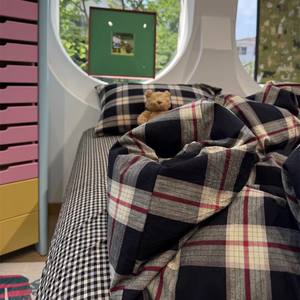 Set di Quattro Pezzi in Puro Cotone Stile Ins, Copripiumino e Lenzuola <span class=keywords><strong>a</strong></span> Quadretti Neri Semplici - Product Image 1