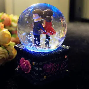 12*9 厘米冬季情侣雪花玻璃水晶球音乐盒工艺家庭桌面装饰婚礼圣诞节新新年礼物