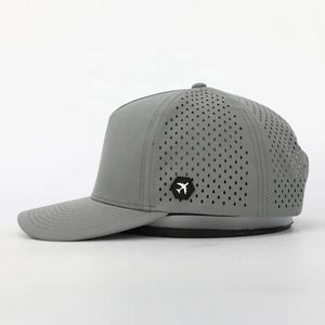 Casquette de baseball sportive 6 panneaux en polyester imperméable, avec patch en caoutchouc découpé au laser, design OEM personnalisé de haute qualité pour le golf - Product Image 3