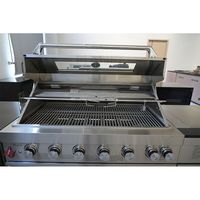 Moderner Premium-Familien-Gasgrill für den Außenbereich mit 6 Brennern, Kochfläche, klappbaren Ablagen und Schnellzündung, Außenschrank