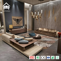 Canapé modulaire personnalisé en velours beige avec table d'appoint intégrée à profil bas – Solution complète de mobilier pour villa