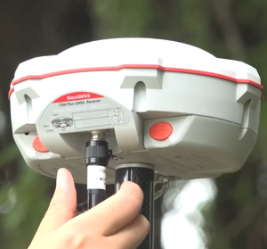 GNSS RTK GPS T300 de Alto Rendimiento con Compensación de Inclinación IMU, 965 Canales, Clasificación IP67 para Topografía - Product Image 3