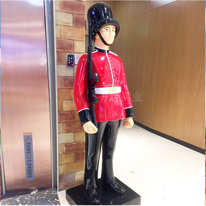 Escultura de Resina, Figura de Soldado con Uniforme Rojo, Pintada a Mano, Decoración Artística para el Hogar, Estatua de Modelo Personalizada - Product Image 1