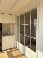 Porte coulissante en verre arqué en aluminium, style minimaliste moderne, cadre fin, verre texturé, étanche, pour chambre principale, suite, usage extérieur