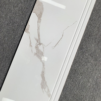Carreaux de sol et d'escalier en céramique blanche de Carrare, design en porcelaine pour marches d'escalier