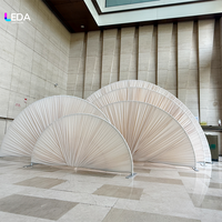 LEDA Nouvelle Arche de Scène de Mariage Demi-Circulaire en Métal en Forme d'Éventail avec Rideau en Tissu et Drapé pour Fond de Scène