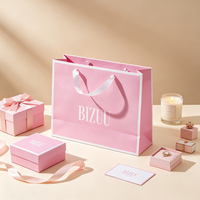 Sacs en papier cadeau rose avec logo personnalisé, sacs en papier avec poignée en satin de plusieurs tailles pour les magasins de vêtements