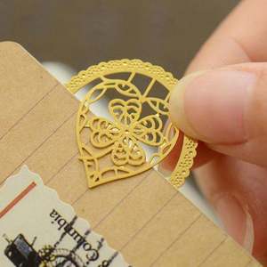 Marque-page en métal doré avec pompon, cadeau de mariage pour les invités - Product Image 1