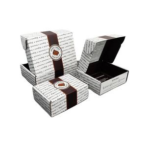 <span class=keywords><strong>Caja</strong></span> <span class=keywords><strong>de</strong></span> Regalo <span class=keywords><strong>de</strong></span> Papel Premium Personalizada <span class=keywords><strong>para</strong></span> Postres Festivos con Banda Decorativa y Sello <span class=keywords><strong>de</strong></span> Marca <span class=keywords><strong>para</strong></span> Empaque <span class=keywords><strong>de</strong></span> Dulces Navideños - Product Image 3