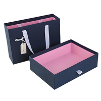 Boîte cadeau mate marine avec tiroir et sac de courses, ruban satiné blanc, doublure rose poudré, gaufrage, réutilisable, fournisseur en gros