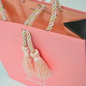 ถุงช้อปปิ้งกระดาษอาร์ตแบบกำหนดเองแฟชั่นใหม่ รีไซเคิลได้ พร้อมเคลือบลามิเนต สไตล์หรูหรา ขายส่งและมีตัวเลือกโลโก้ - Product Image 3