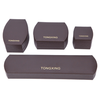 Coffret d'emballage de bijoux de mariage carré gaufré haut de gamme, en papier spécial grain de bois brun foncé avec insert en velours, logo personnalisé