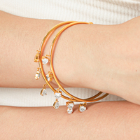 Gelang H&C Wholesale Waterdrop Heart CZ Dangle Bangle Emas Stainless Steel Terbuka, Perhiasan Hadiah Pernikahan Pesta untuk Wanita